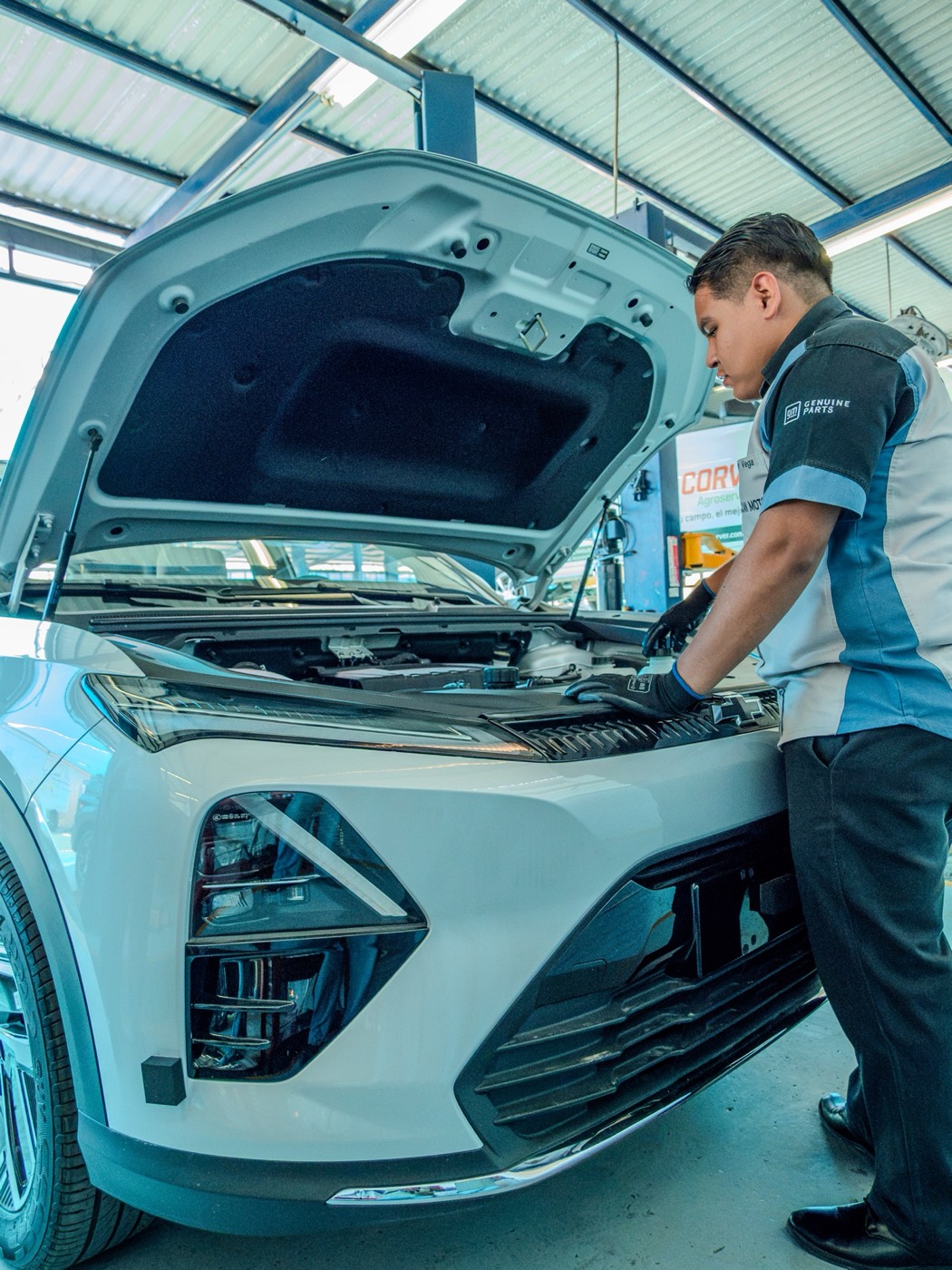 Técnico de Chevrolet Grupo Félix revisando motor