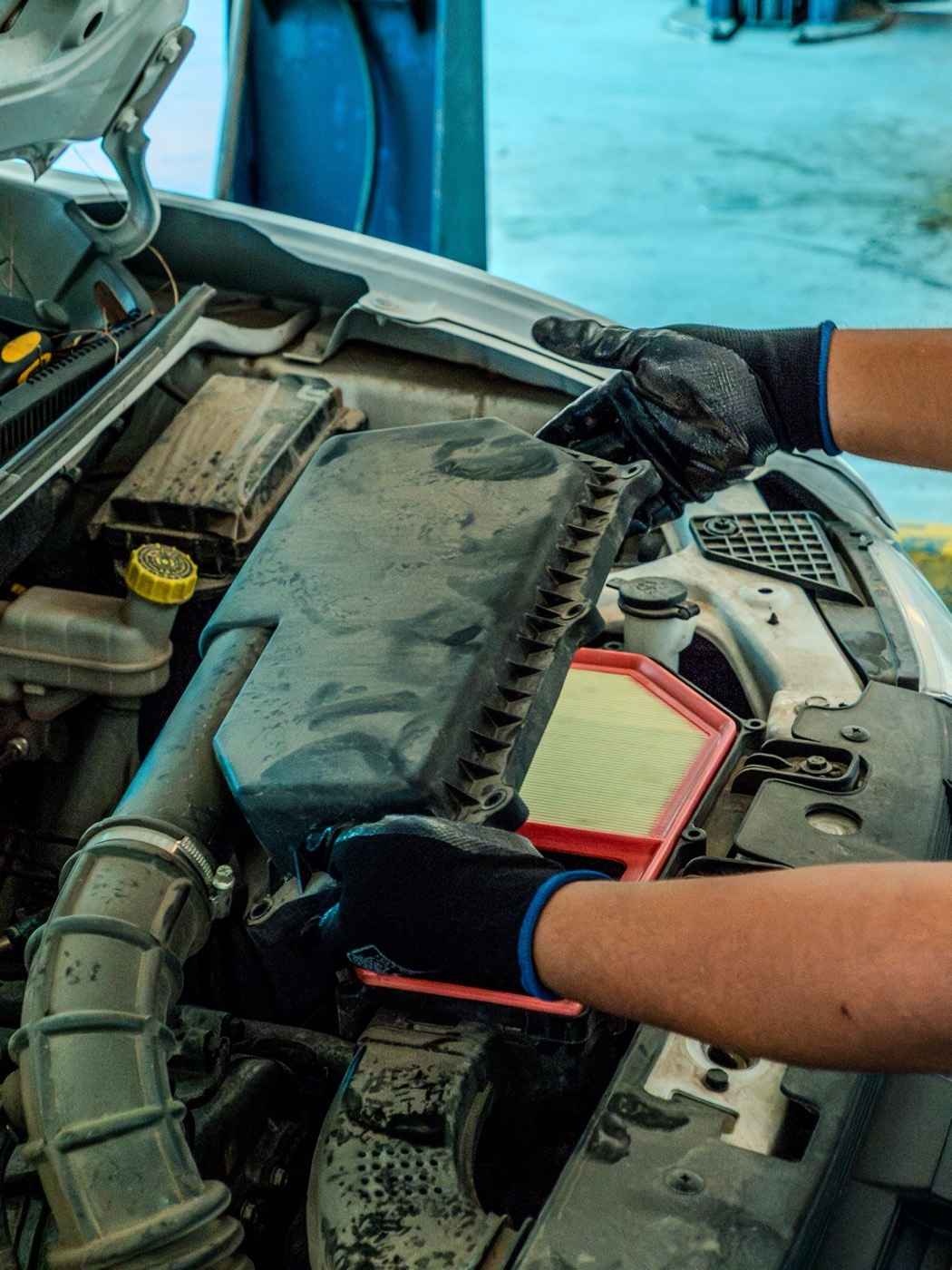 Técnico de Chevrolet Grupo Félix con producto ACDelco