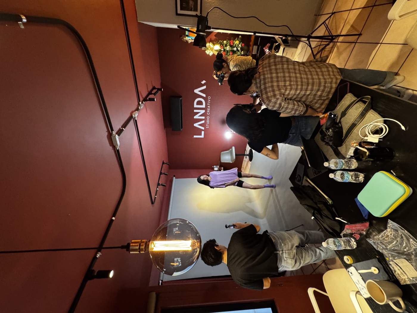 Equipo de LANDA grabando contenido con equipo propio