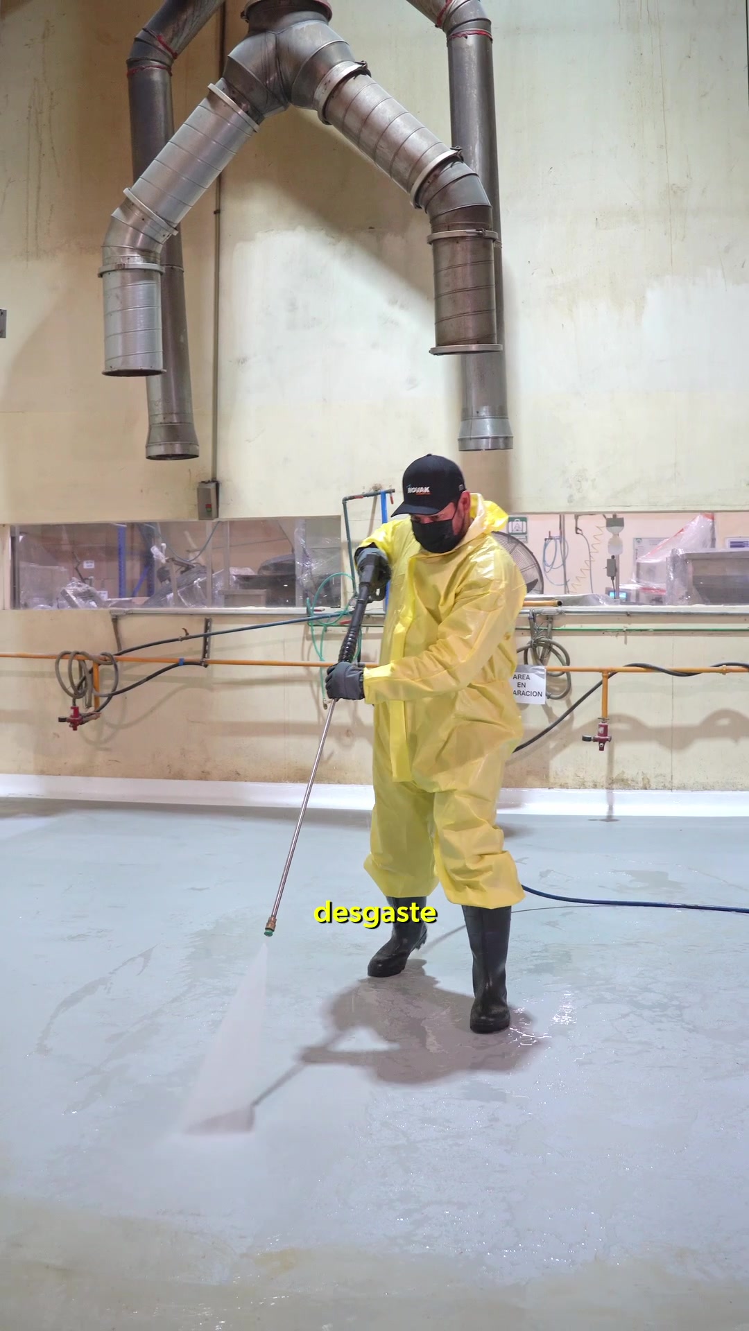 Técnico de NOVAK aplicando recubrimiento industrial