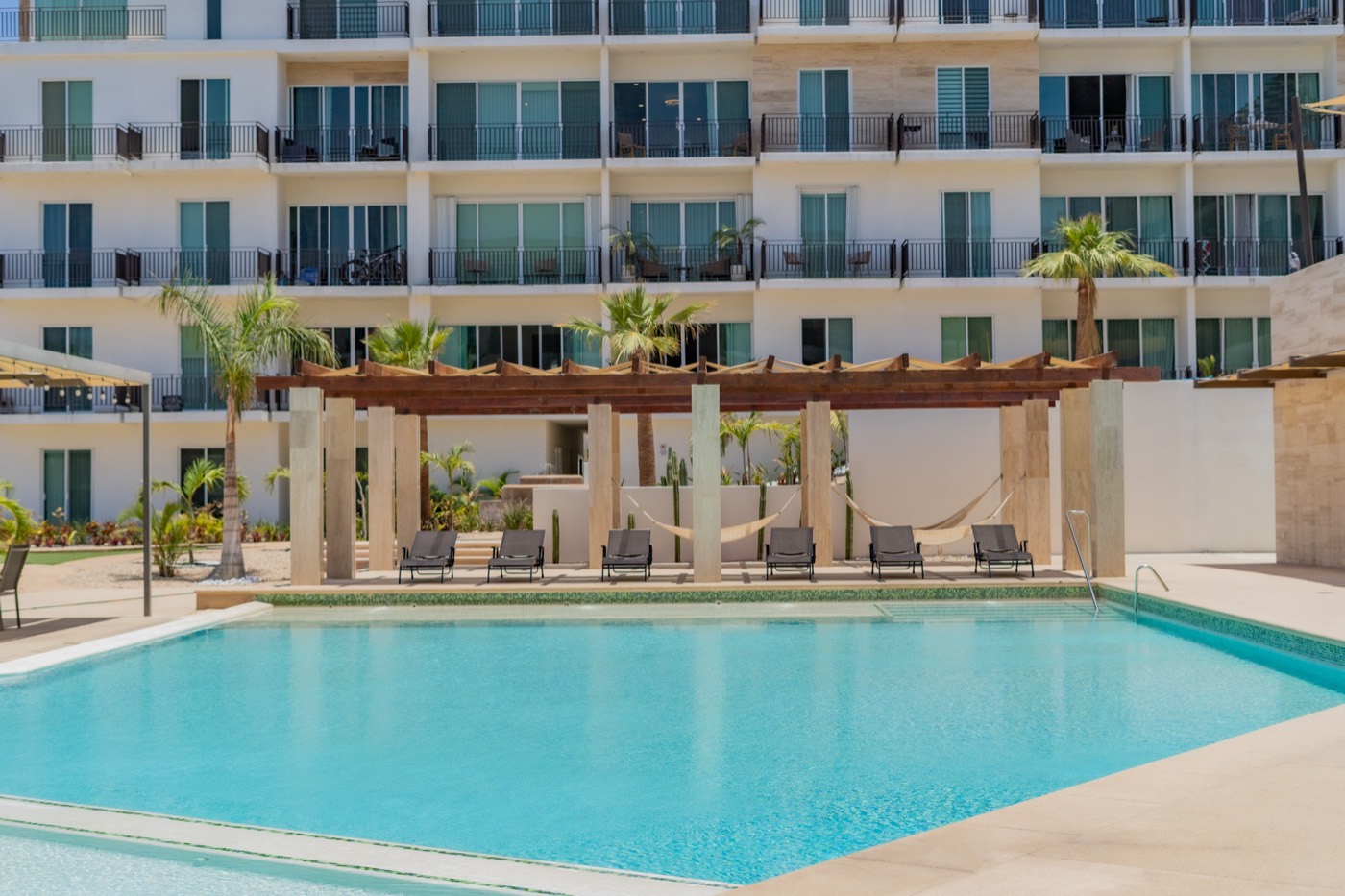 Alberca y pérgola de un desarrollo residencial de FH Inmobiliaria
