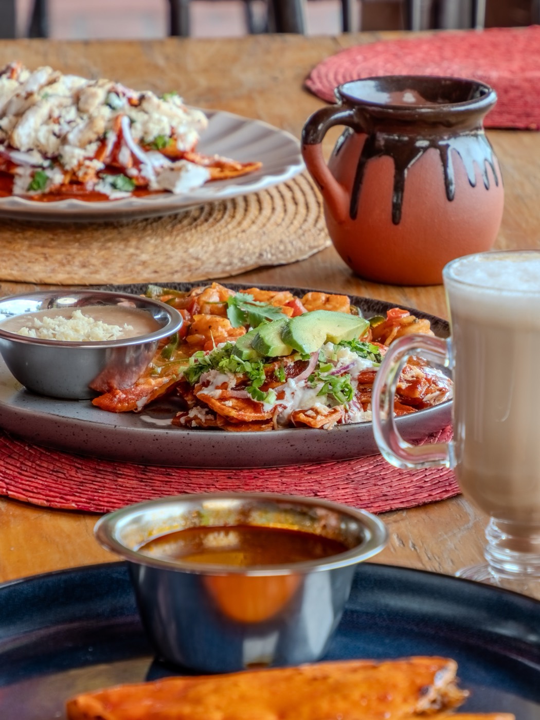 Chilaquiles y jarra de café de Finca Enramada