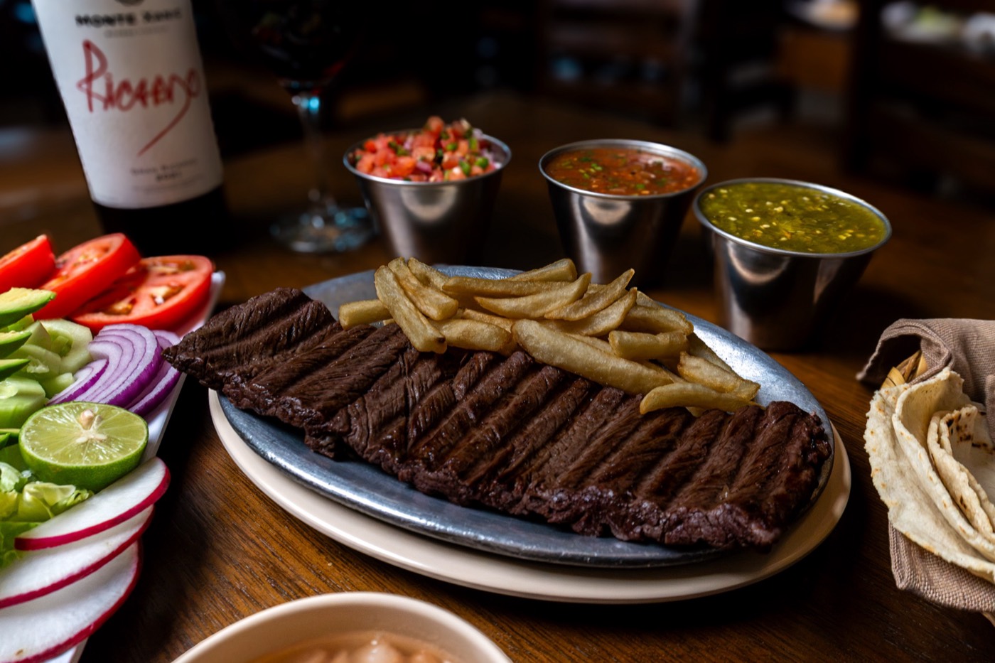 Hamburguesa y papas de Mordida sobre la mesa
