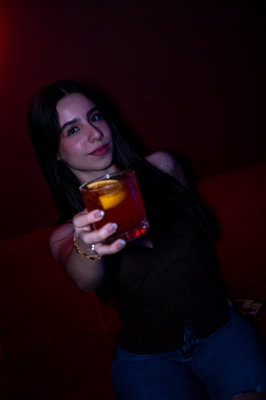 Cliente brindando en Candela